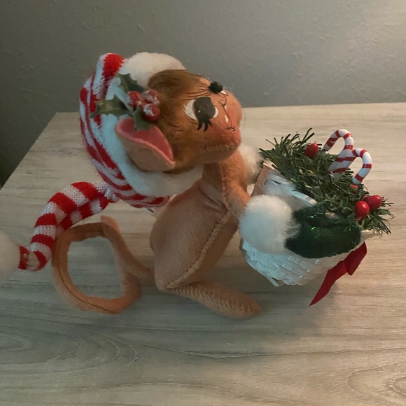 Annalee Christmas Mouse with Basket of Greenery - Picture 4 of 5